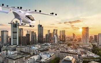 Ein Volocopter Flugtaxi fliegt Richtung Frankfurter Skyline