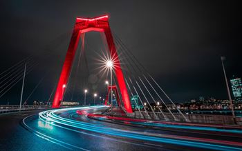 Rote Brücke mit Lichtstreifen